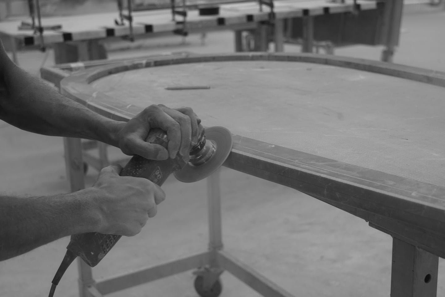 Mains travaillant sur équipement industriel, illustrant l'expertise technique et la précision.