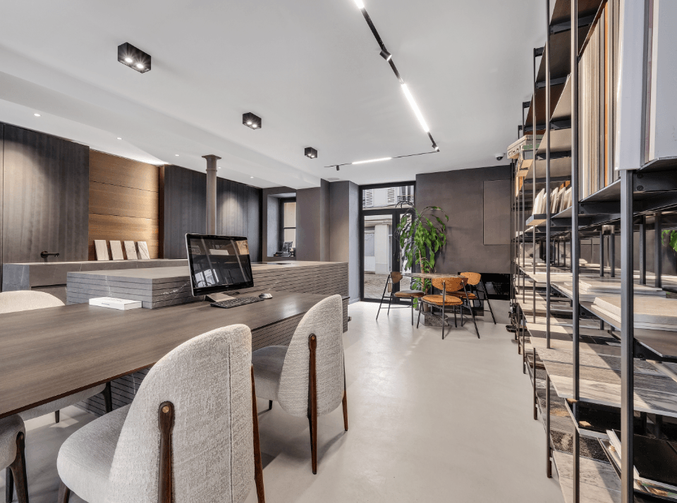 Photo de l'intérieur du showroom de paris 08