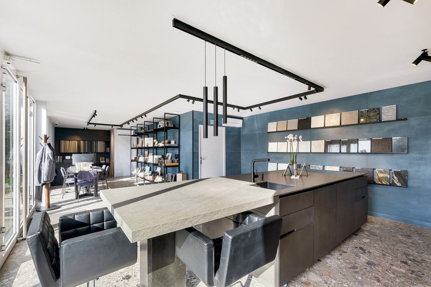 Photo de l'intérieur du showroom de paris 78